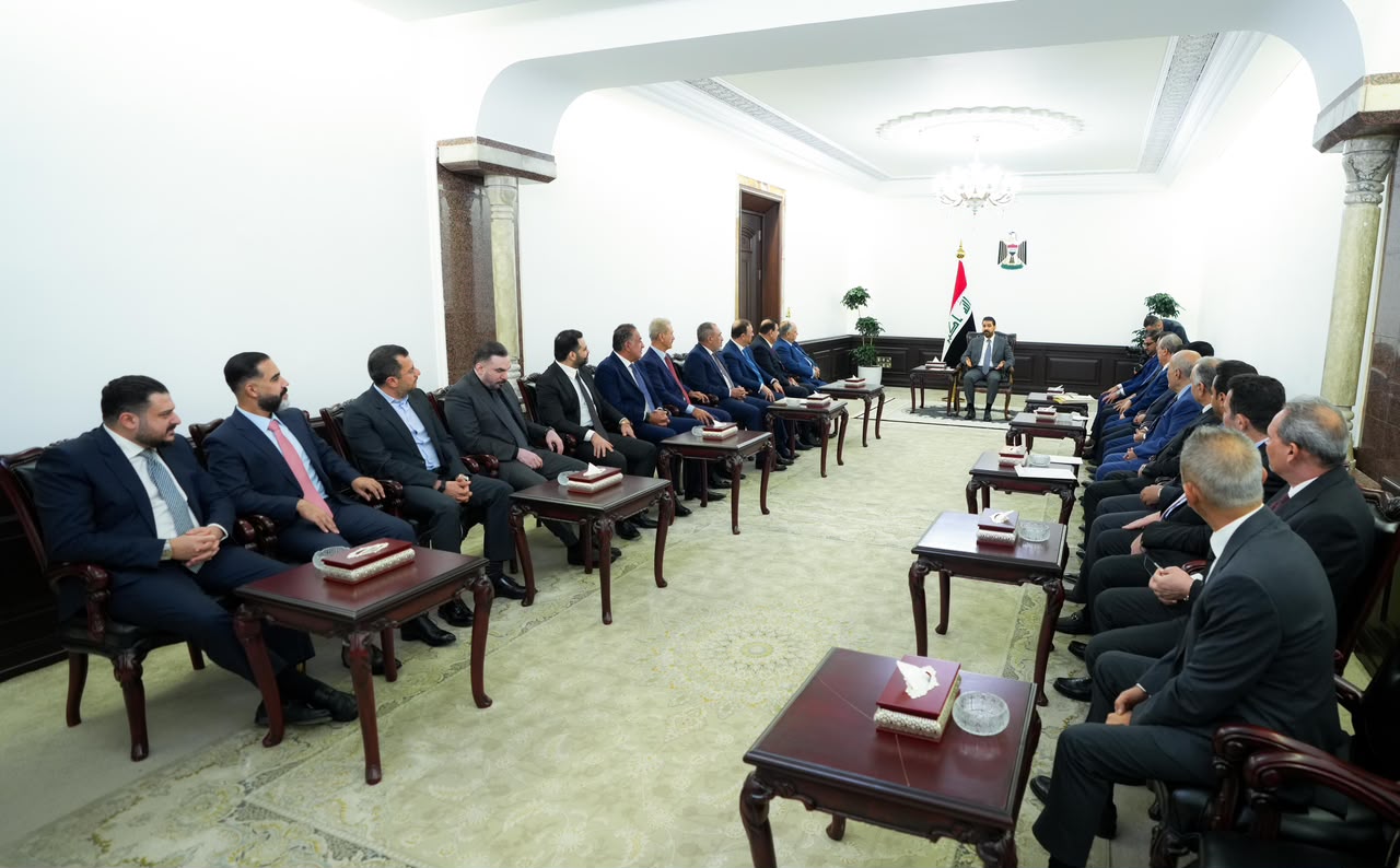 رئيس الوزراء علي الزيدي يستقبل مجموعة من رجال الأعمال ويؤكد العمل على تحرير الاقتصاد من النمط الأحادي