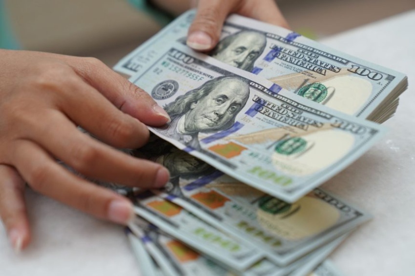 خفض دولار المسافرين.. هل يرتفع سعر الصرف؟ خبير يجيب