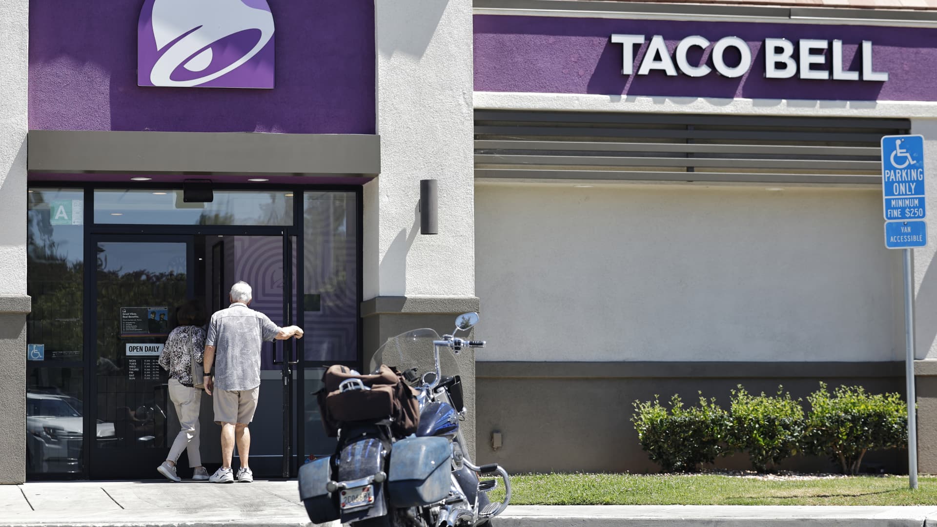 The cyclosporiasis outbreak linked to Taco Bell is hitting some restaurant stocks, but don't expect a long-term impact