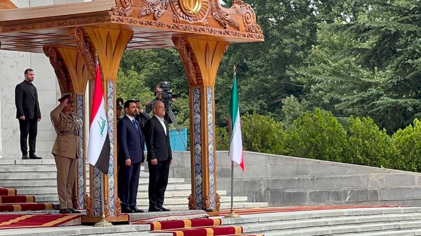 الرئيس الإيراني يستقبل رئيس الوزراء العراقي في طهران لبحث الملفات المشتركة
