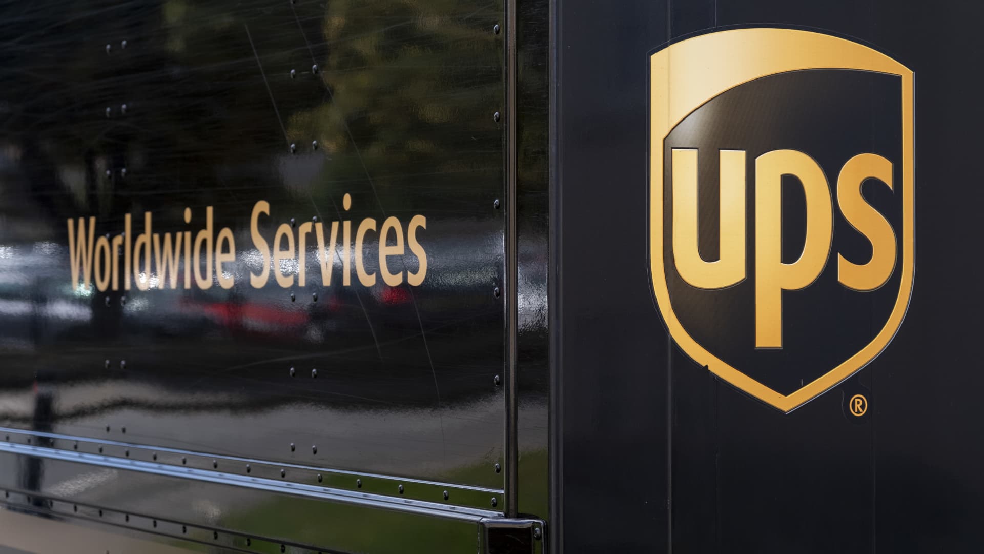 UPS beats earnings expectations, raises full-year guidance