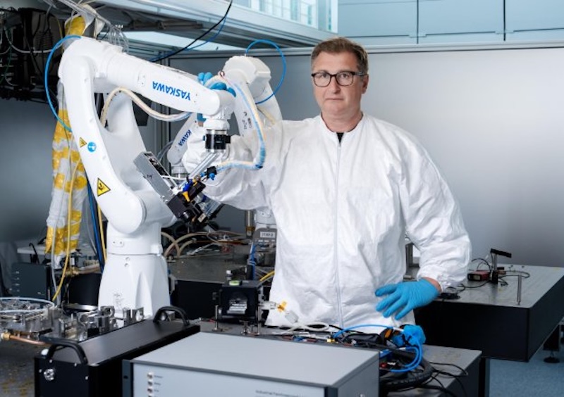 From cutting smartphone glass to ‘painting’ with light: Three applications of femtosecond lasers