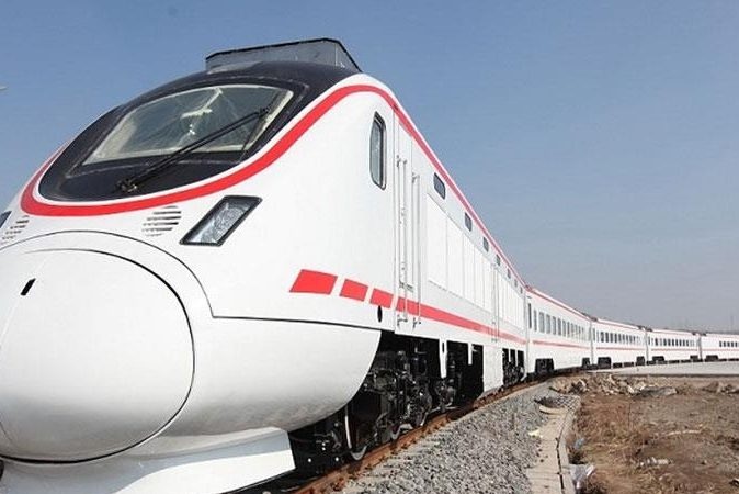 الرشق بالحجارة يصيب موظفاً ويحطم عربتي قطار زائرين في المثنى