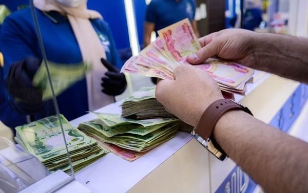 وسط ضغوط السيولة.. الحكومة العراقية تدرس تمديد دورة صرف الرواتب إلى 45 يوماً