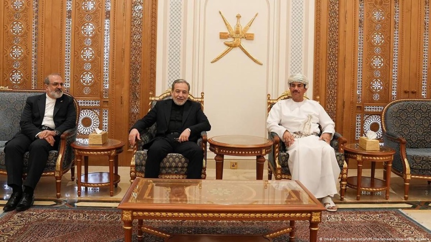إيران تعلن اقتراب التفاهم مع عُمان بشأن ترتيبات الملاحة في مضيق هرمز