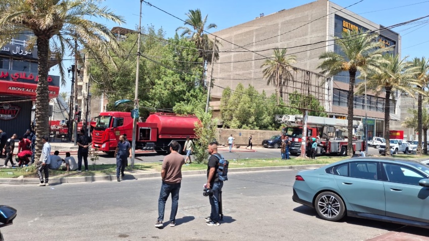 الدفاع المدني ينقذ 50 مواطناً ويخمد حريقاً في منطقة الكرادة ببغداد