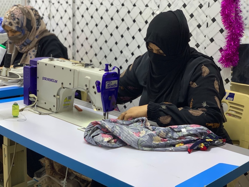 60 نزيلة على ماكينة الخياطة.. برنامج تأهيلي لصناعة فرصة بعد الإفراج