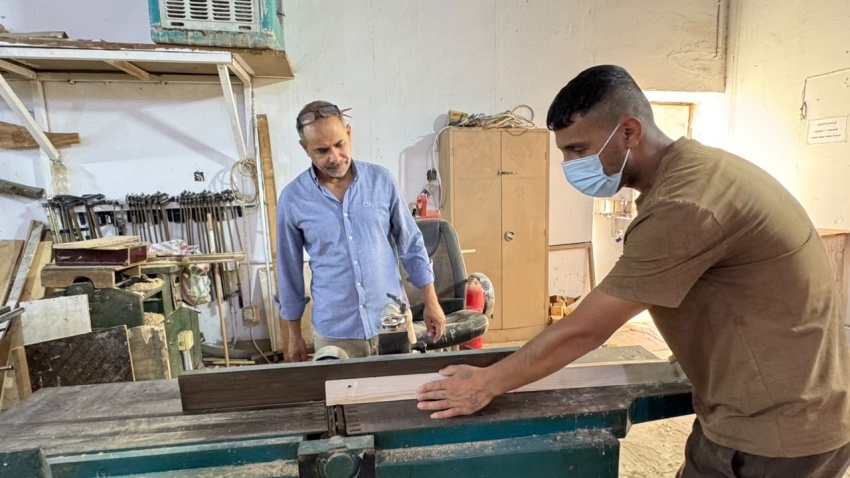 صناعة أمل خلف القضبان.. سجن الحلة يبدأ تأهيل 40 نزيلاً بمهنة النجارة