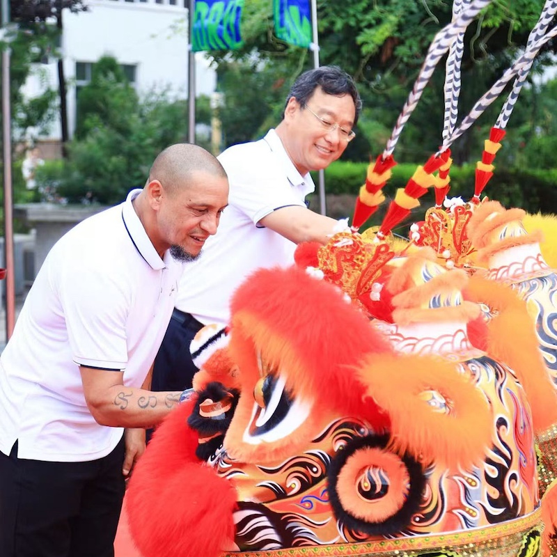 Real Madrid official ambassador Roberto Carlos visits Linglong Tire to launch ‘Legendary Journey’