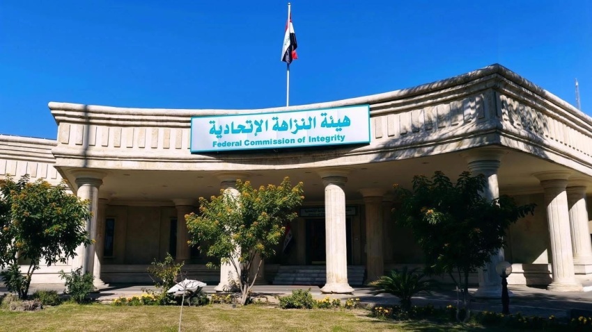 النزاهة تضبط موظفاً ونجليه لابتزازهم مواطنين لثنيهم عن الدخول في مزايدة ببلدية الموصل