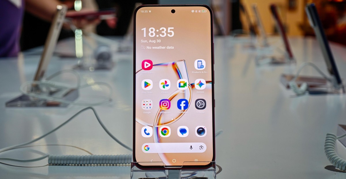 TCL’s new Nxtpaper phone offers both e-reader and OLED