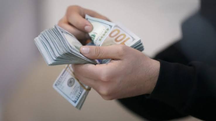 الدولار يصل الى 155 ألف مع اتساع توترات المنطقة