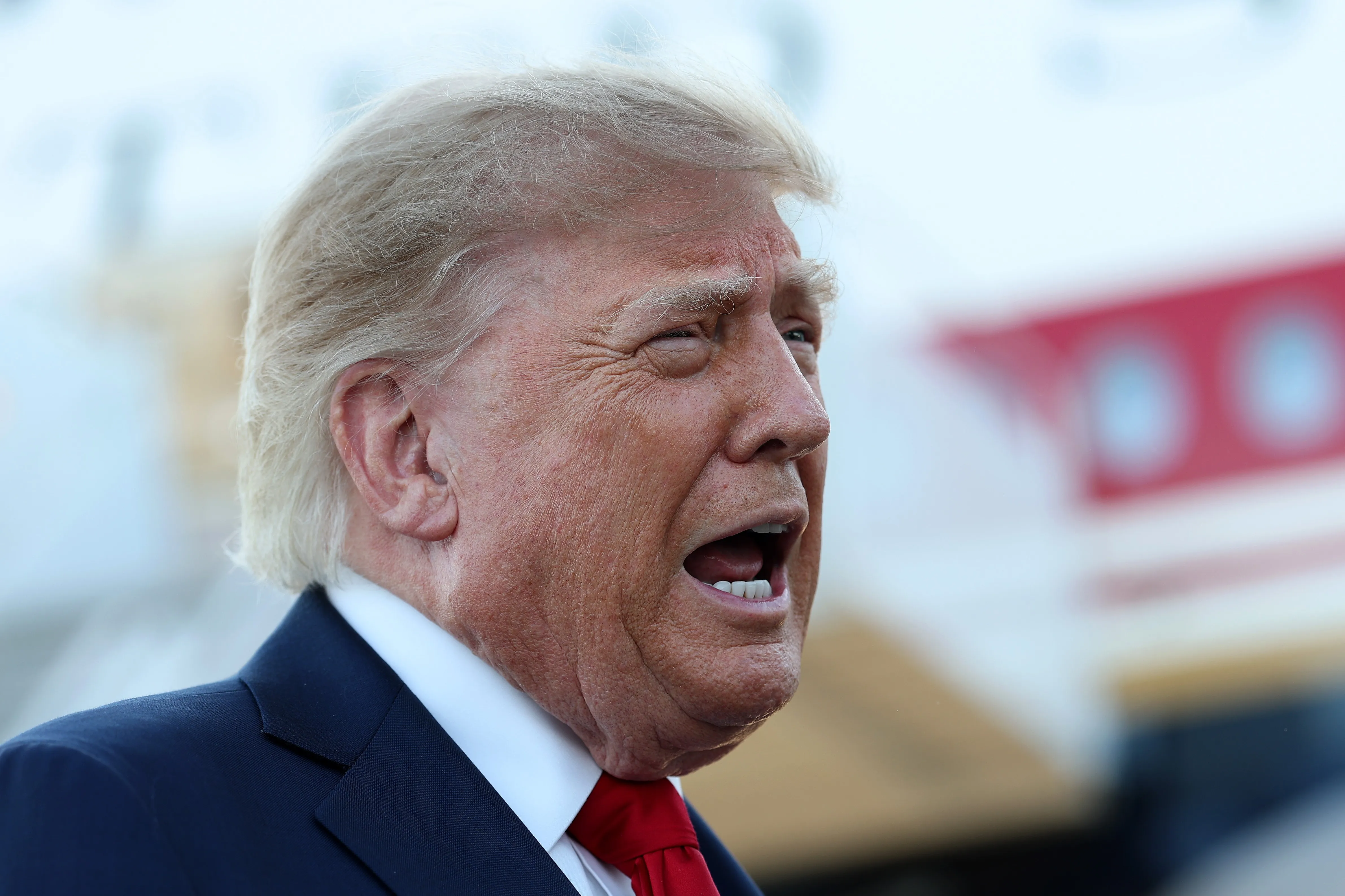 Major TV Networks Suspend White House Pool Coverage of Trump in Protest of His CNN Ban