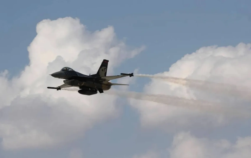 مدير مكتب القائد العام ينفي سقوط طائرة F-16 خلال استعراض يوم السيادة