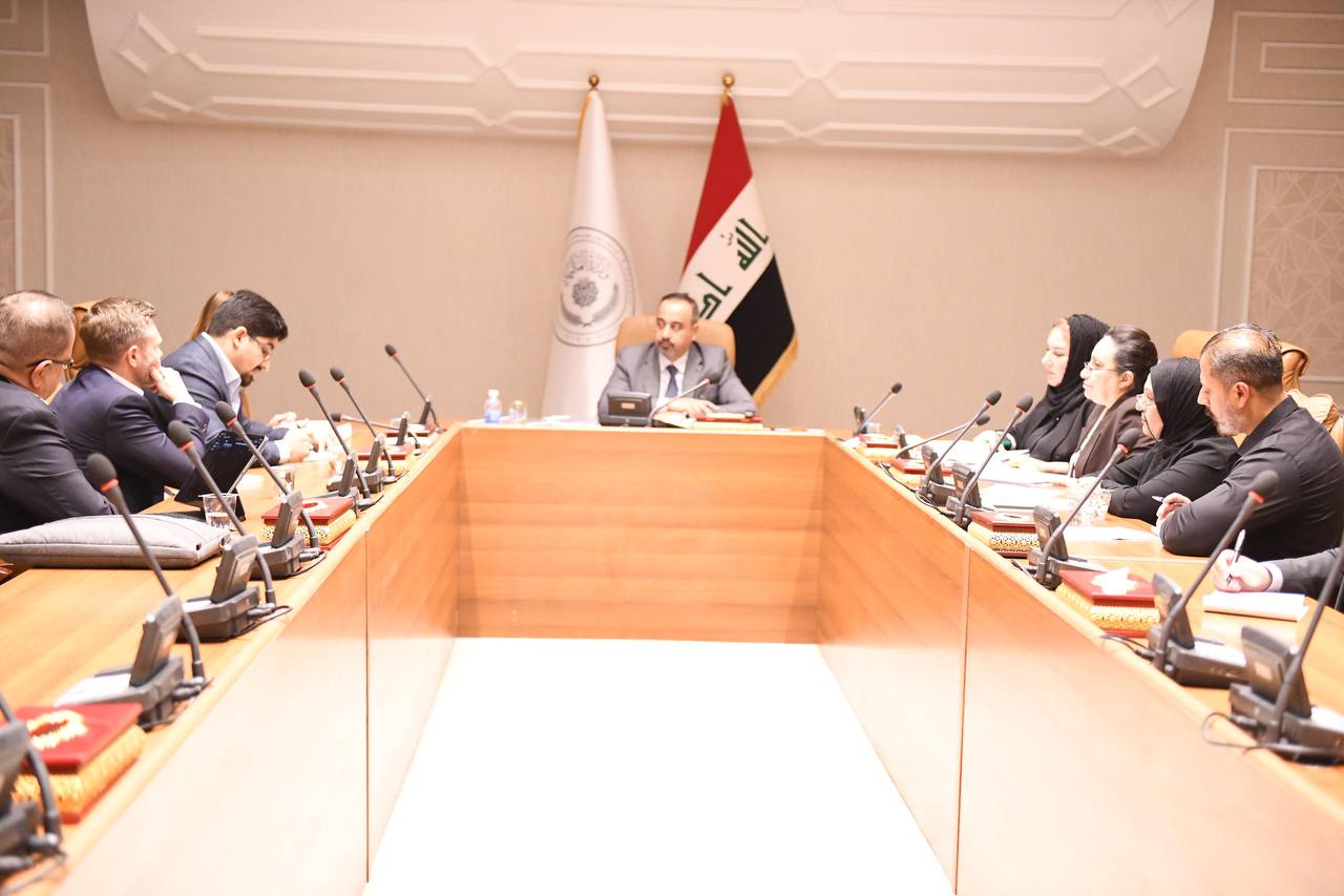 وزارة المالية ومؤسسة “آدم سميث” الدولية تبحثان آليات دعم التحول إلى موازنة البرامج والأداء