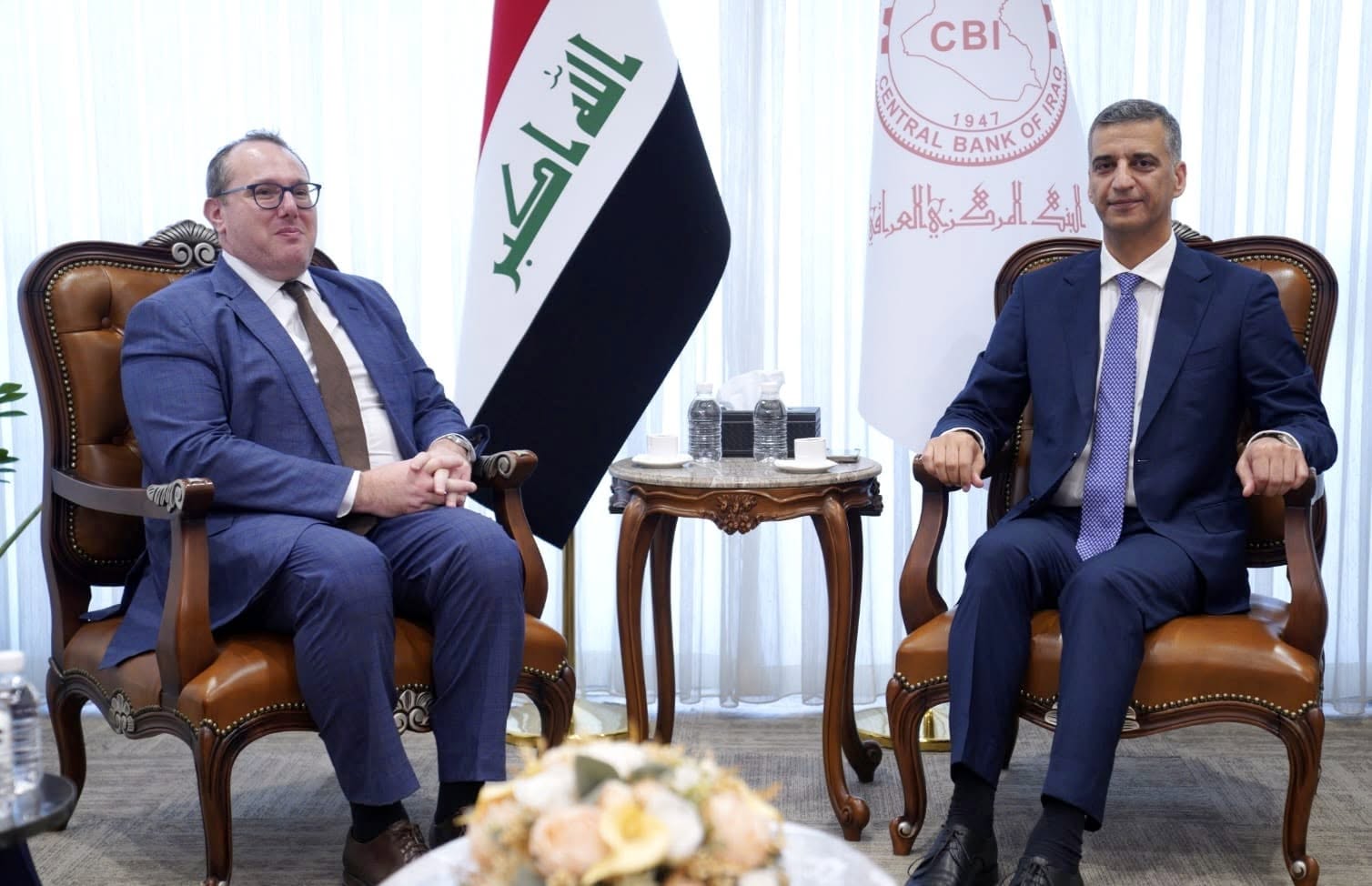 محافظ البنك المركزي والقائم بأعمال السفارة الأمريكية يؤكدان أهمية دعم الاستقرار النقدي والاقتصادي